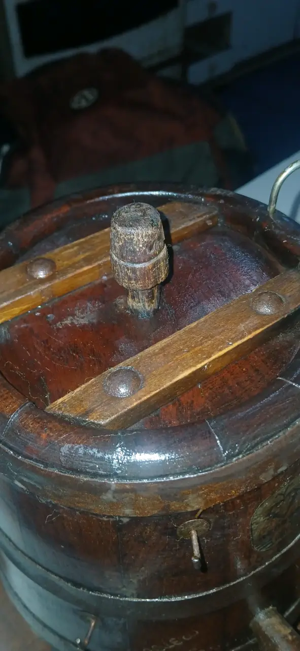 Barril de madera vintage con grifo - 3