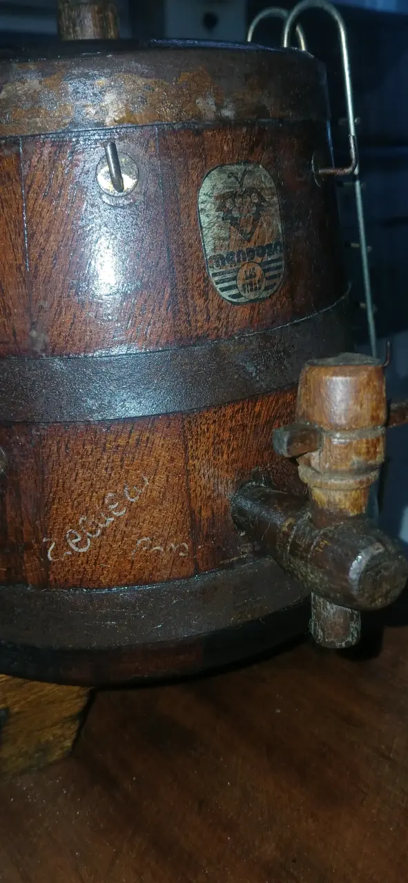 Barril de madera vintage con grifo - 4