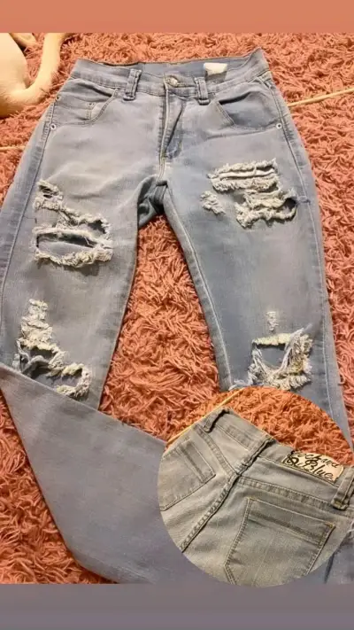Jeans rasgados azul claro para mujer - miniatura 1