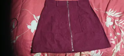 Falda Mini Color Vino Acanalada con Cierre Frontal - miniatura 1