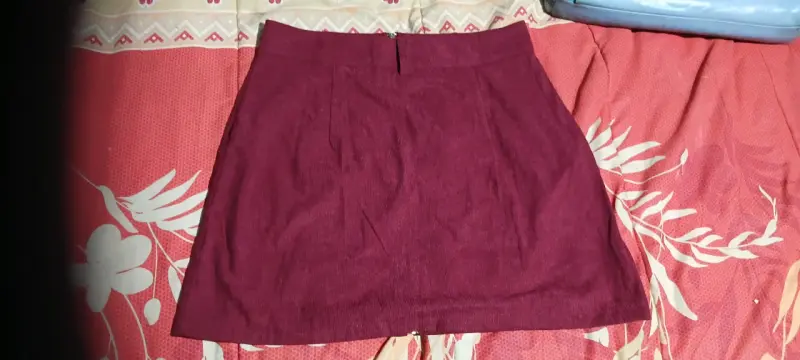 Falda Mini Color Vino Acanalada con Cierre Frontal - 2