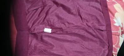 Falda Mini Color Vino Acanalada con Cierre Frontal - miniatura 3