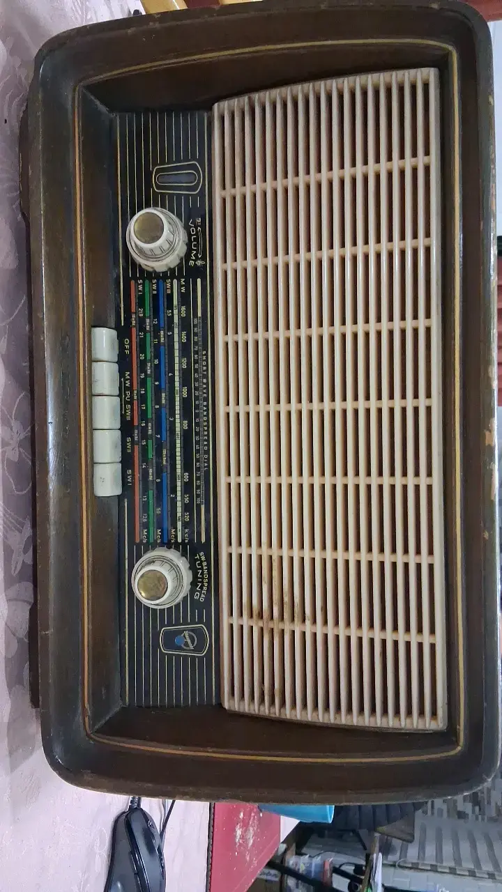 Radio antigua de madera con sintonizador - 1
