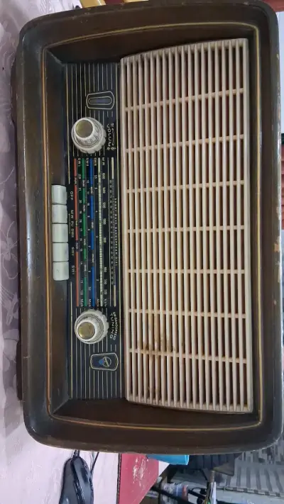 Radio antigua de madera con sintonizador - miniatura 1