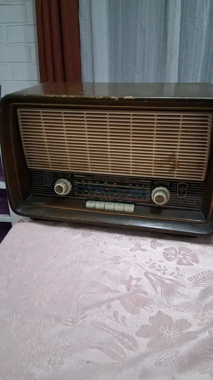 Radio antigua de madera con sintonizador - 2