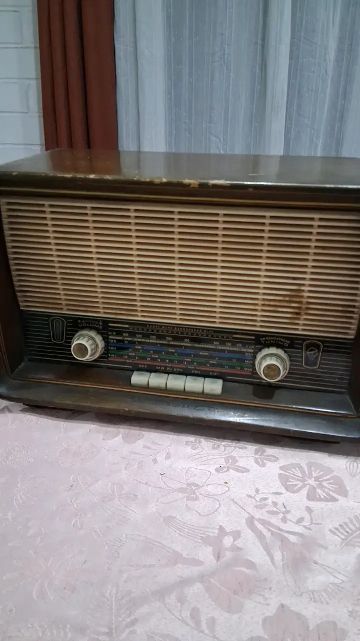 Radio antigua de madera con sintonizador - 3