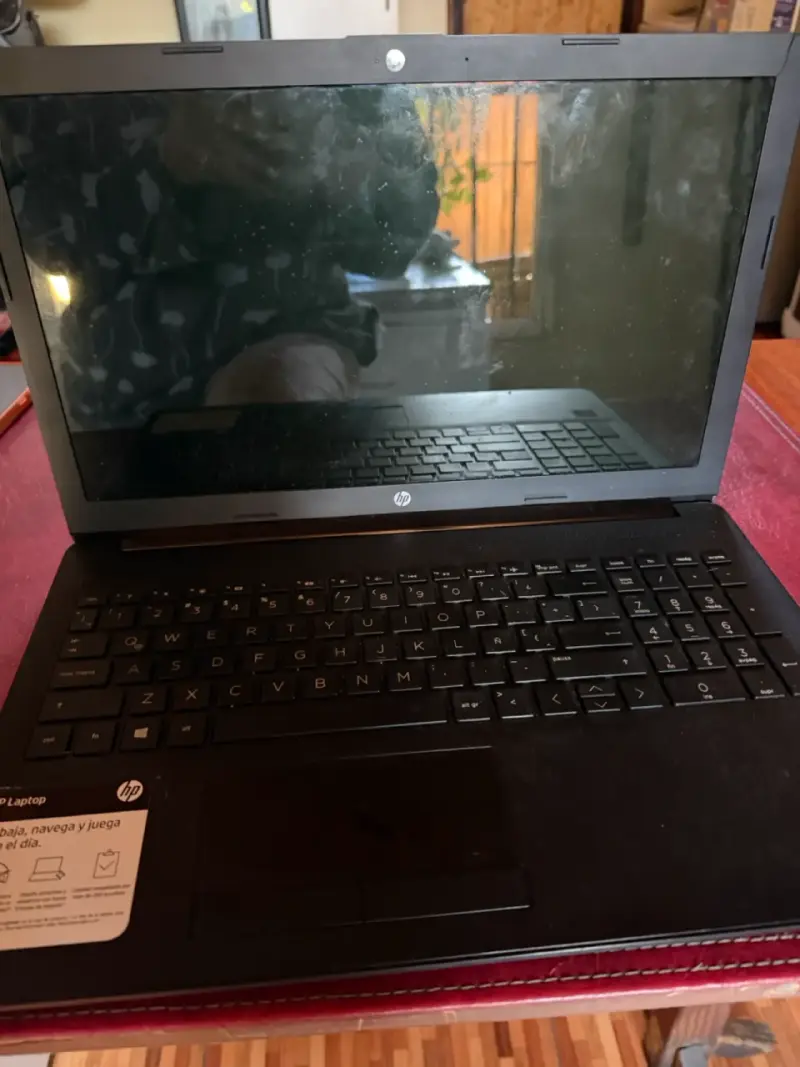Laptop HP con buen rendimiento y diseño moderno