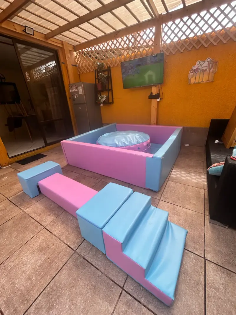Piscina de pelotas para niños en colores pastel