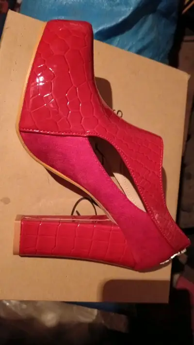 Zapatos de tacón rojos con textura de cocodrilo - miniatura 1