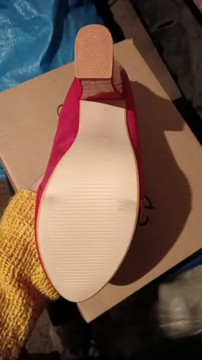 Zapatos de tacón rojos con textura de cocodrilo - miniatura 2