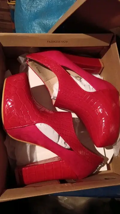 Zapatos de tacón rojos con textura de cocodrilo - miniatura 3