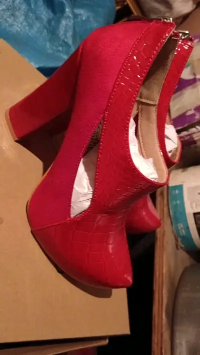 Zapatos de tacón rojos con textura de cocodrilo - miniatura 4