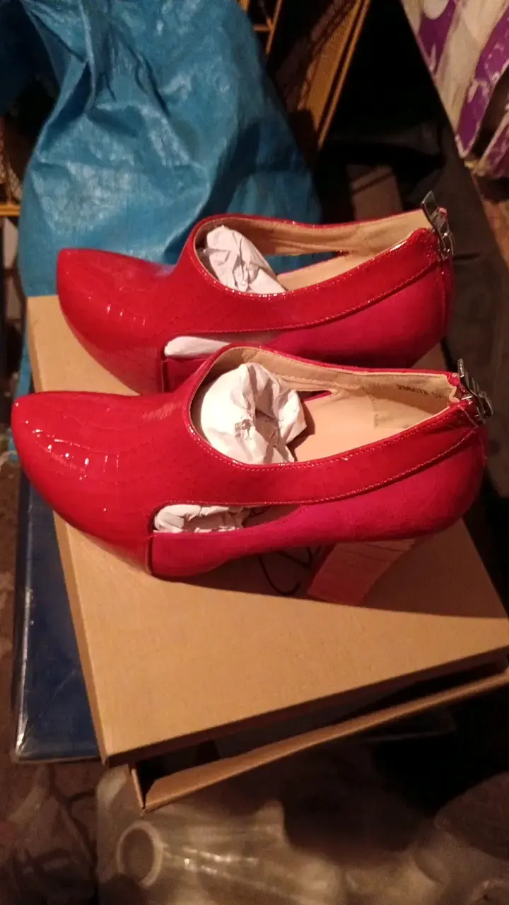 Zapatos de tacón rojos con textura de cocodrilo - 5