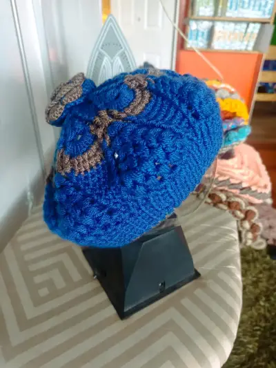 Boina tejida a crochet azul con diseño floral - miniatura 1
