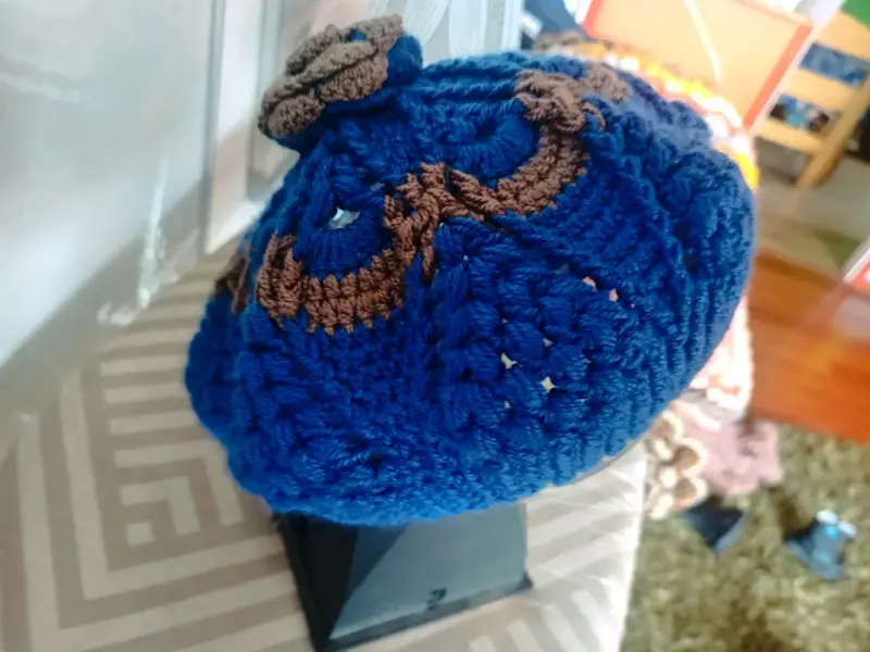 Boina tejida a crochet azul con diseño floral - 2