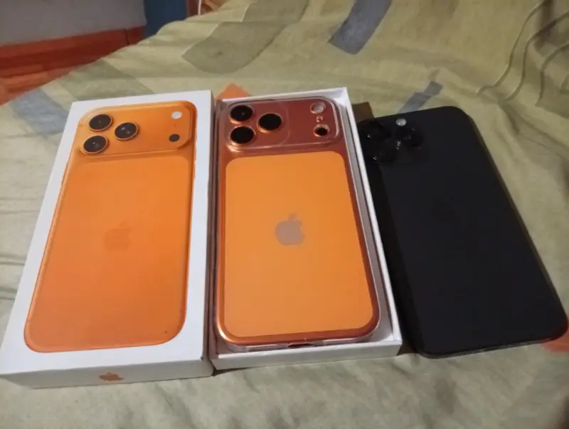 iPhone 14 Pro y iPhone 17 Max con caja y accesorio
