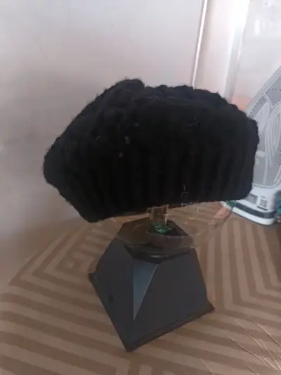 Boina de lana negra tejida a mano - miniatura 1