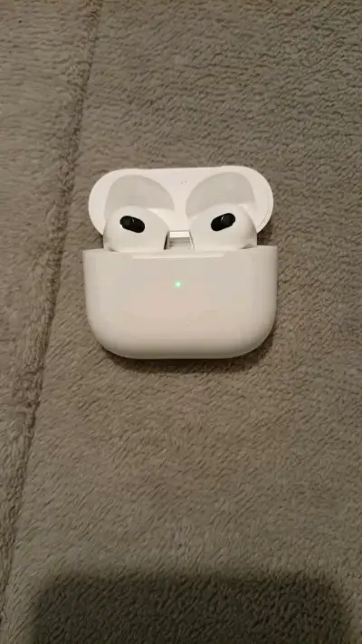Audífonos inalámbricos Apple AirPods 3 con estuche - miniatura 2