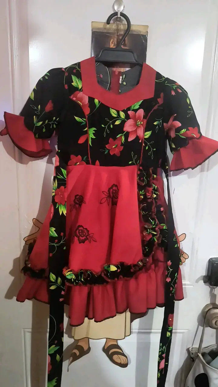 Vestido tradicional infantil con flores bordadas