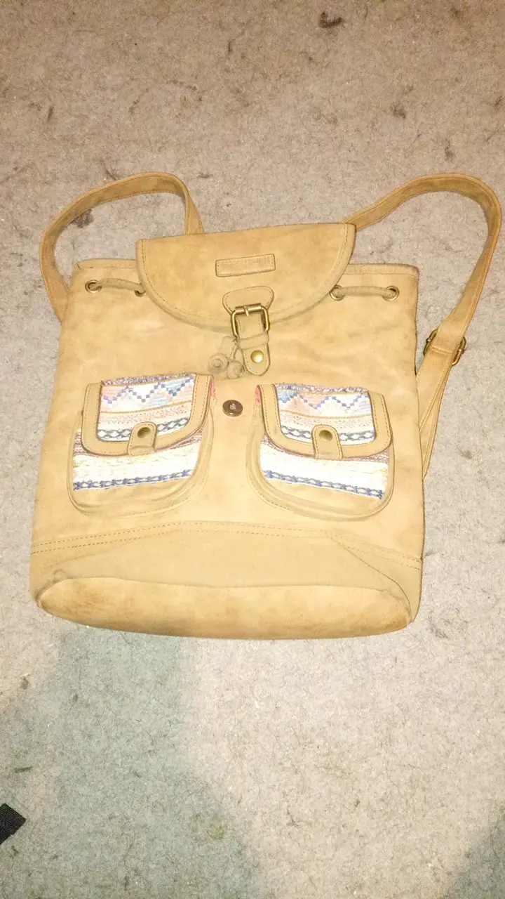 Mochila de cuero beige con bolsillos