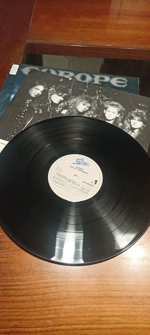 Vinilo de colección Europe Superstitious autografiado - 4