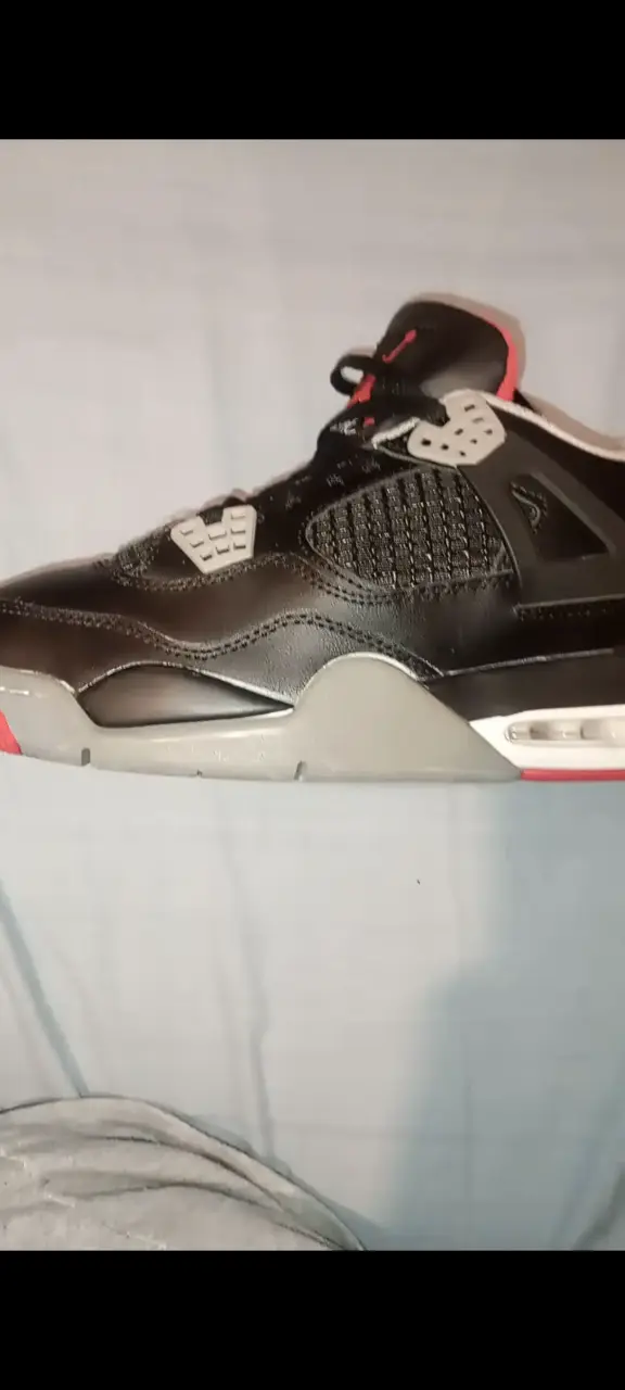 Zapatilla jordan 4 bred talla 40 con detalles - 1