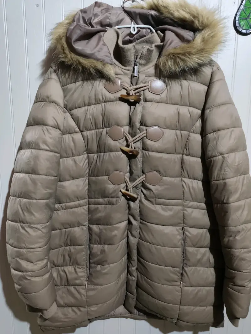 Abrigo acolchado beige con capucha de piel sintética
