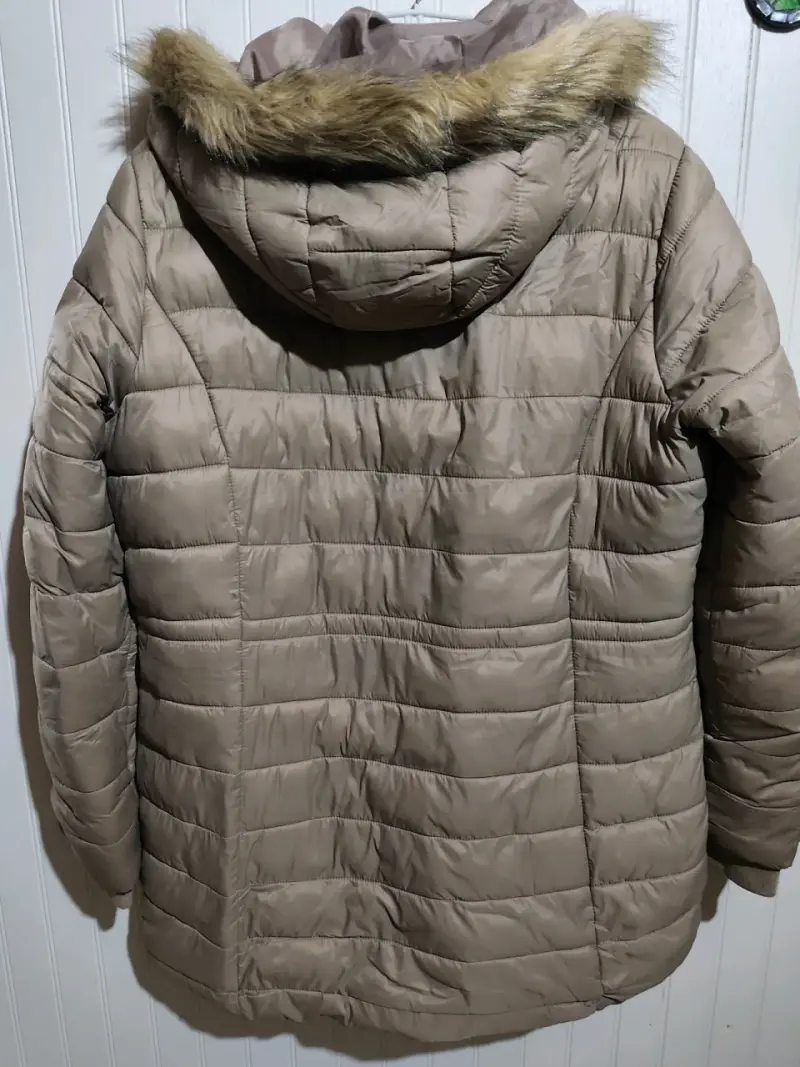 Abrigo acolchado beige con capucha de piel sintética - 2