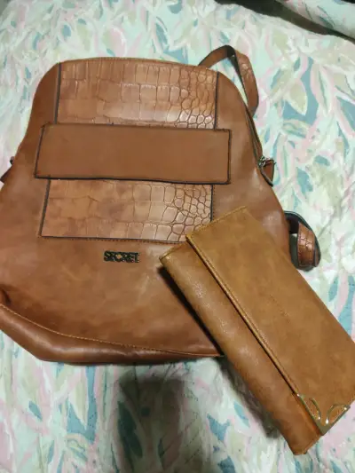 Mochila y billetera de cuero marrón Secret - miniatura 1