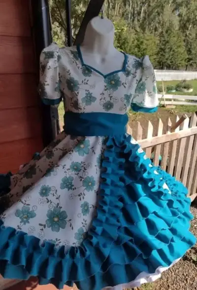 Vestido de huasa para niña con flores y volantes - miniatura 1