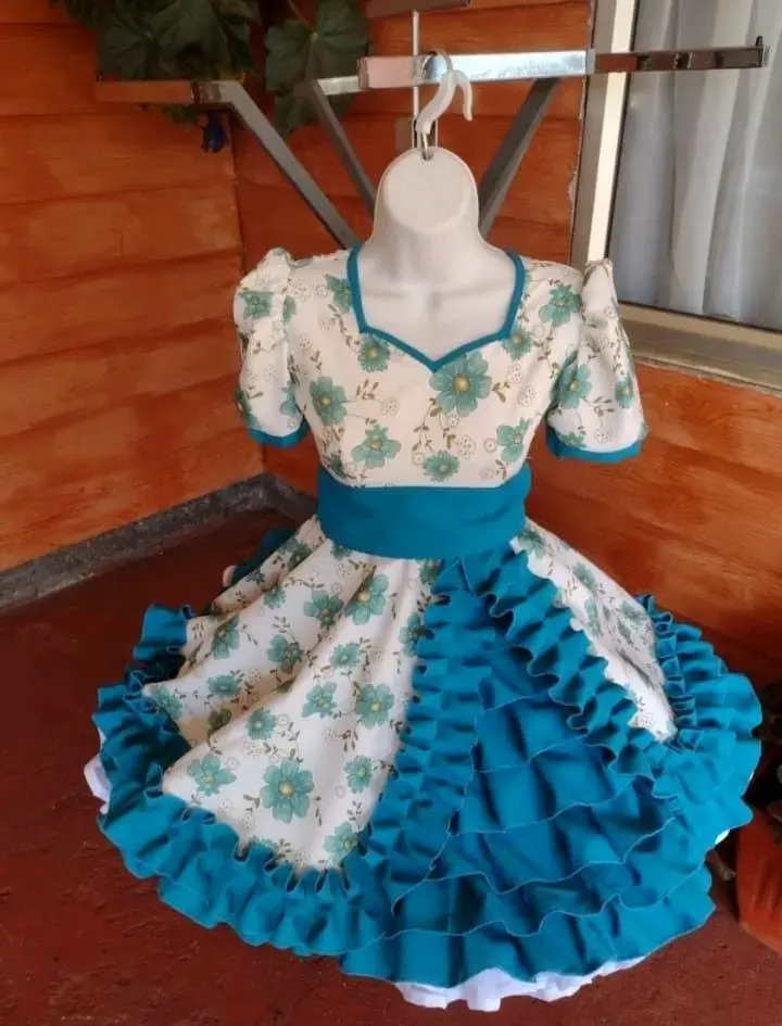 Vestido de huasa para niña con flores y volantes - 2