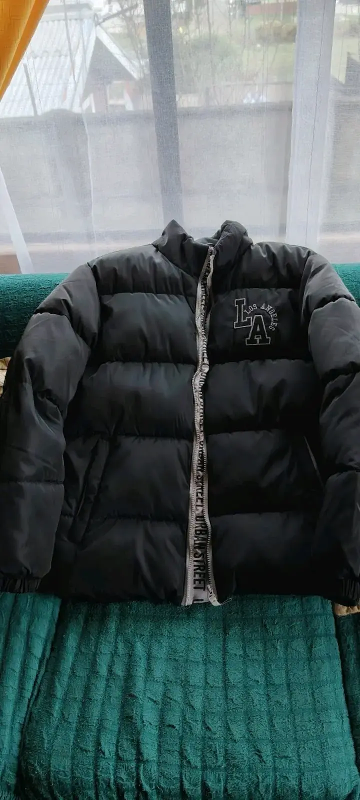 Chaqueta acolchada negra talla M con diseño LA - 2