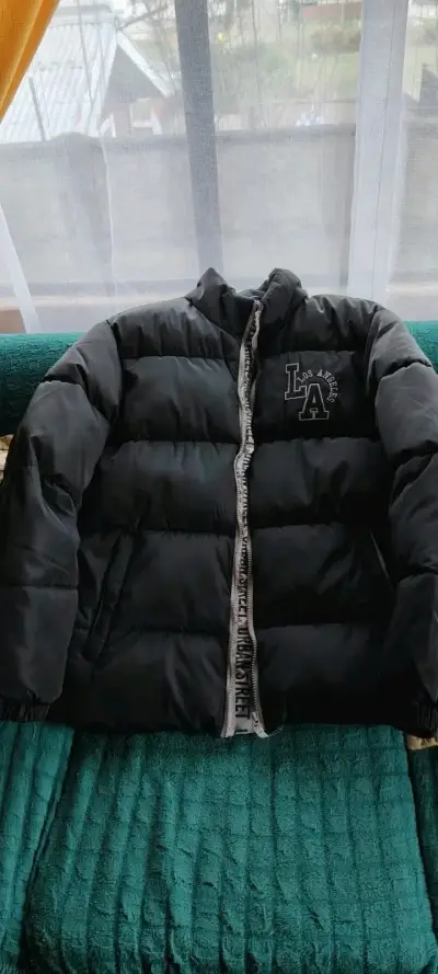 Chaqueta acolchada negra talla M con diseño LA - miniatura 2