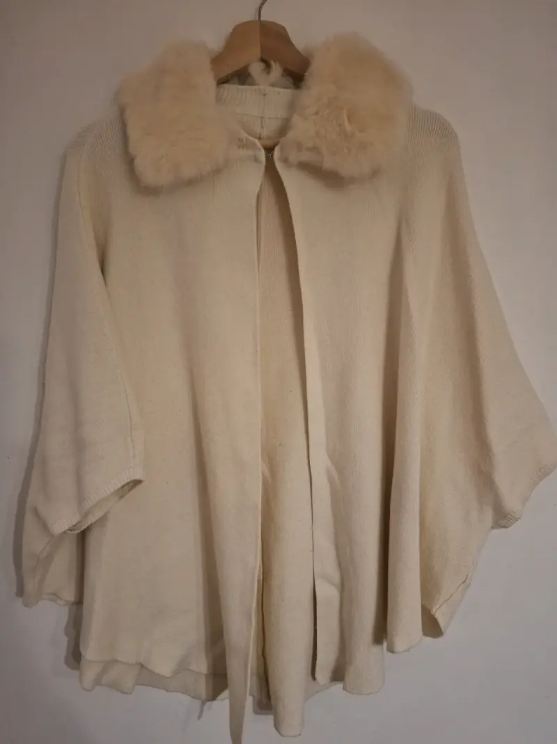 Capa de lana beige con cuello de piel sintética - 2