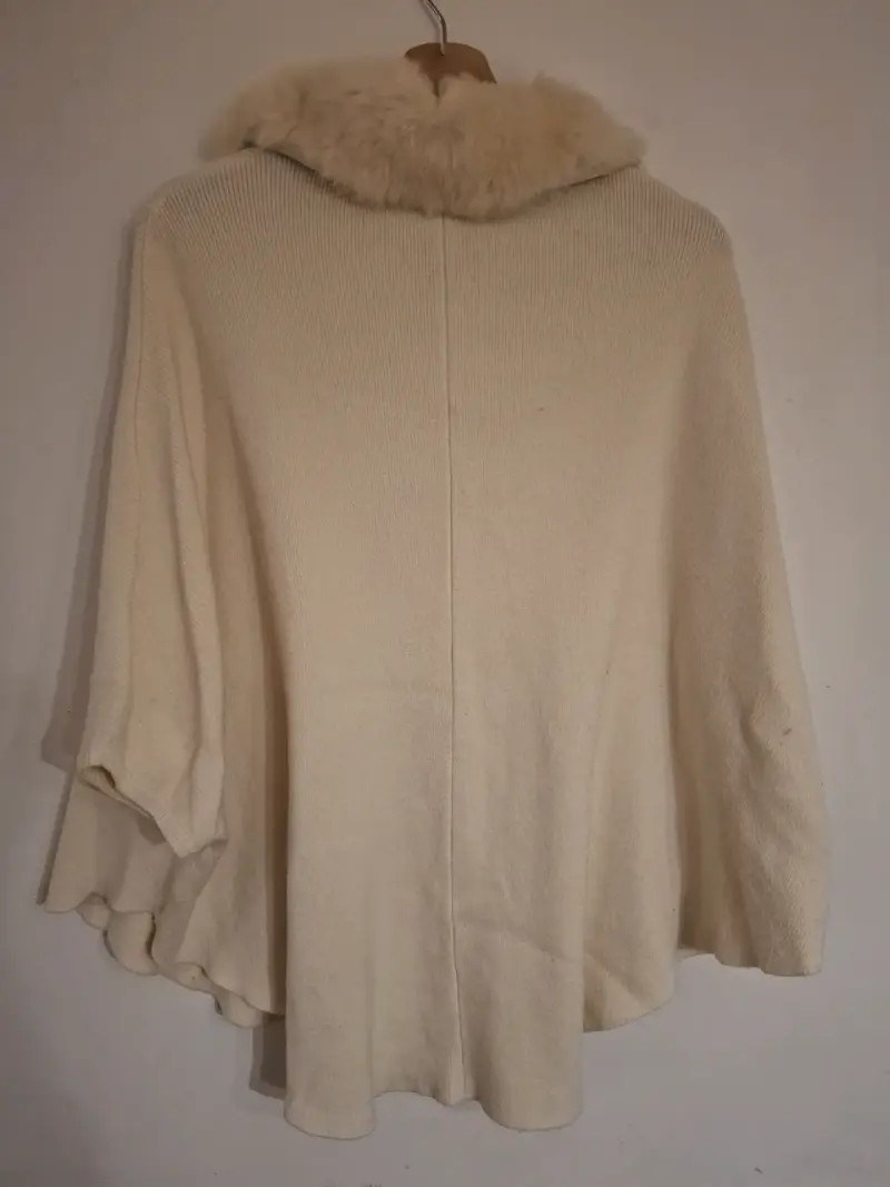 Capa de lana beige con cuello de piel sintética - 3
