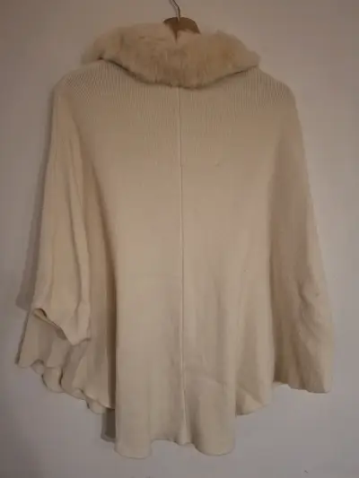 Capa de lana beige con cuello de piel sintética - miniatura 3