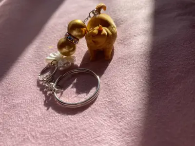 Llavero de gato guatón con cuentas doradas - miniatura 2