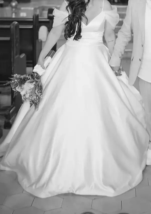 Vestido de novia blanco con diseño clásico - 1