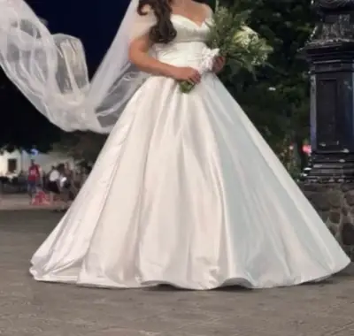 Vestido de novia blanco con diseño clásico - miniatura 2