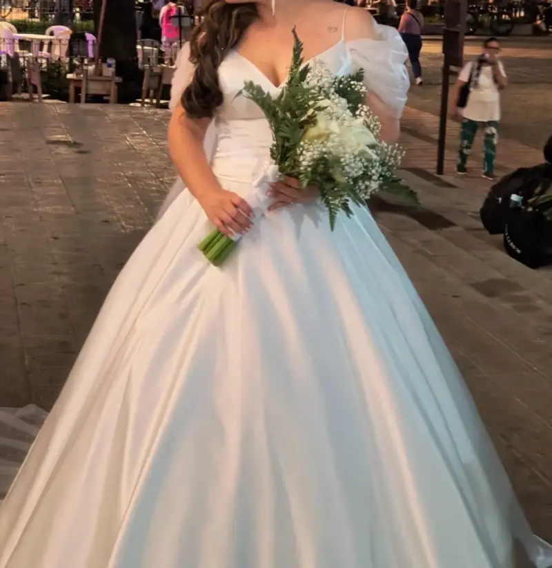 Vestido de novia blanco con diseño clásico - 3