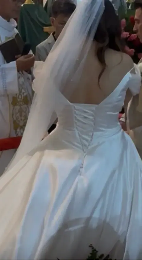 Vestido de novia blanco con diseño clásico - 4