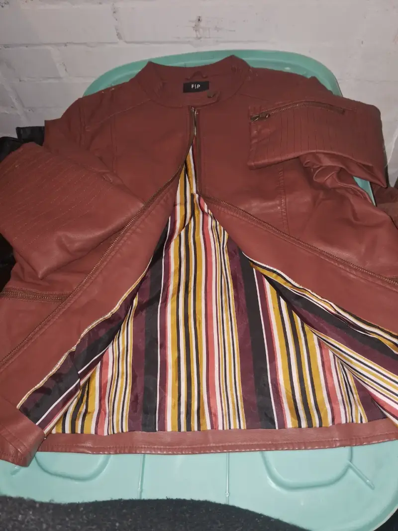 Chaqueta de cuero marrón con forro a rayas F&P
