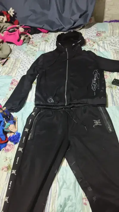 Conjunto deportivo negro con capucha y diseño gráfico - miniatura 1