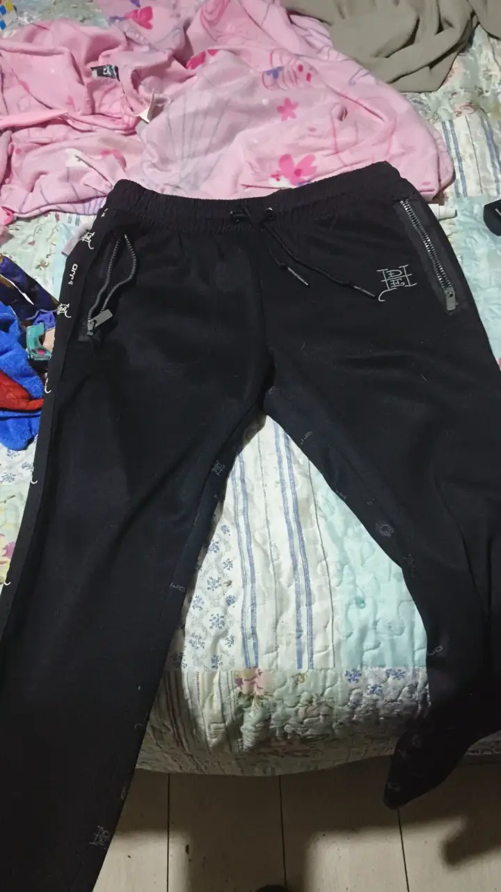 Conjunto deportivo negro con capucha y diseño gráfico - 2