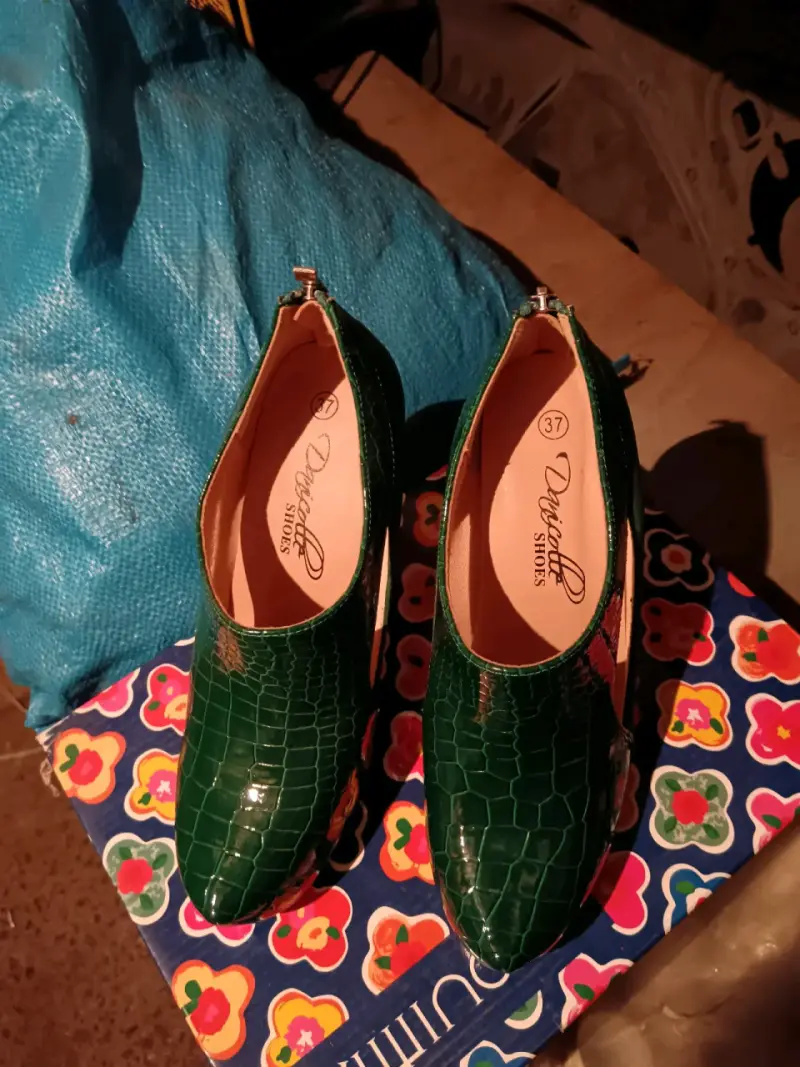Zapatos de tacón rojos con textura de cocodrilo - 6