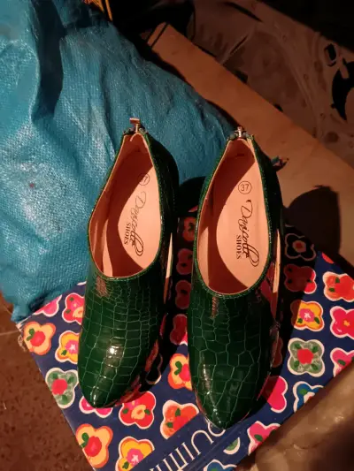 Zapatos de tacón rojos con textura de cocodrilo - miniatura 6