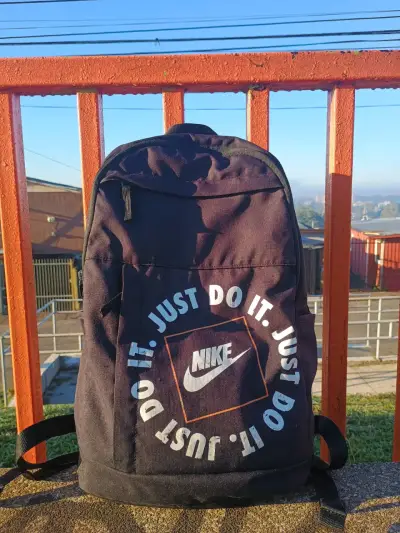 Mochila Nike negra con logo 'Just Do It' - miniatura 1