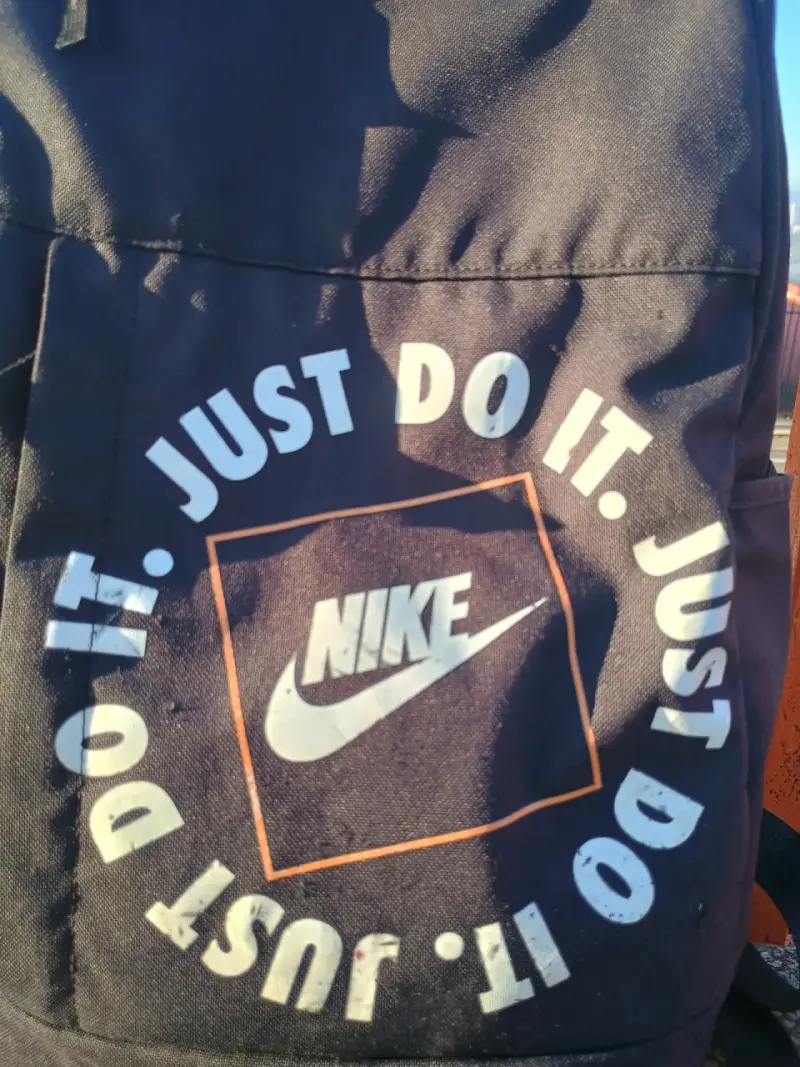 Mochila Nike negra con logo 'Just Do It' - 2