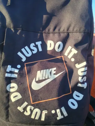 Mochila Nike negra con logo 'Just Do It' - miniatura 2