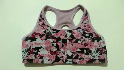 Top deportivo Nike estampado floral - miniatura 1